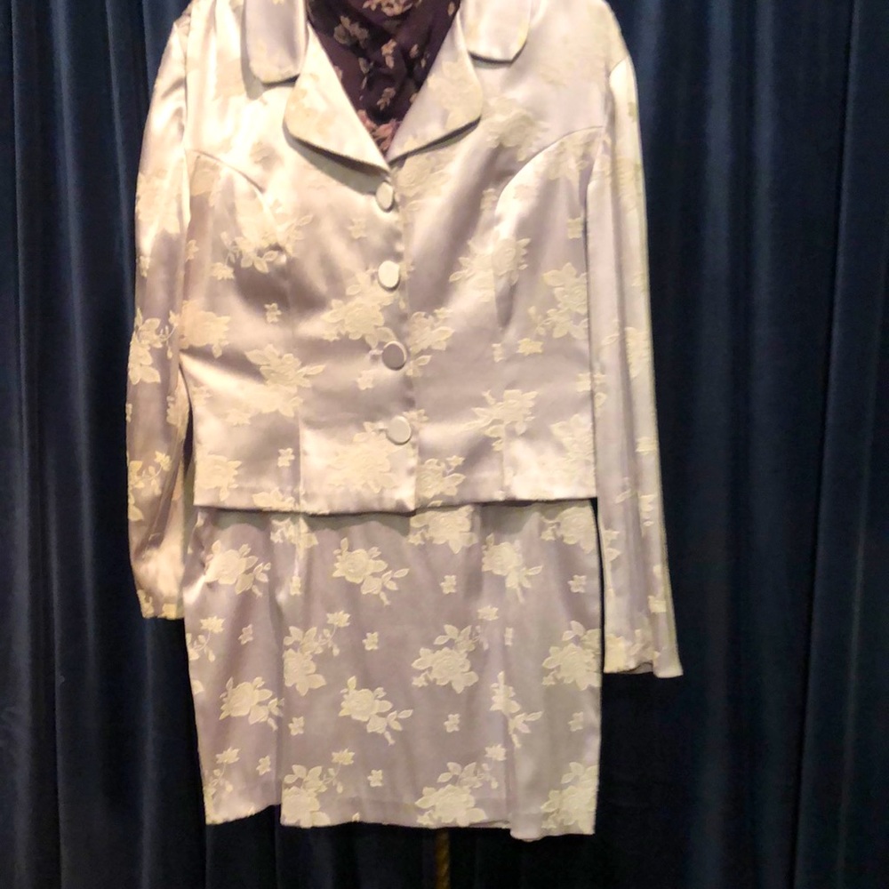 Heart and Soul lilac skirt suit w roses brocade stretchy w flattering tailoring
